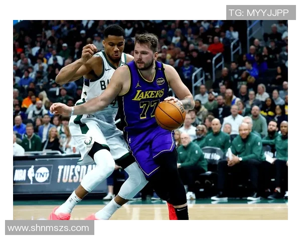 湖人队与雄鹿队历史交战回顾及精彩瞬间分析